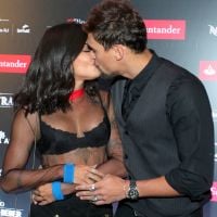 Aline Riscado, de look transparente, beija Felipe Roque em premiação. Fotos!