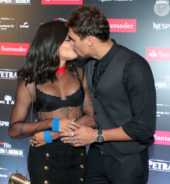 Aline Riscado e Felipe Roque se beijam em noite de premiação no Rio de Janeiro