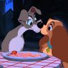 O casal de cãezinhos divide um espaguete e acaba se beijando sem querer, em 'A Dama e o Vagabundo' (1955), da Disney
