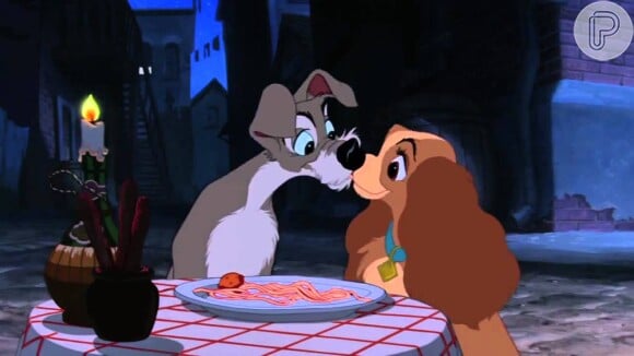 O casal de cãezinhos divide um espaguete e acaba se beijando sem querer, em 'A Dama e o Vagabundo' (1955), da Disney