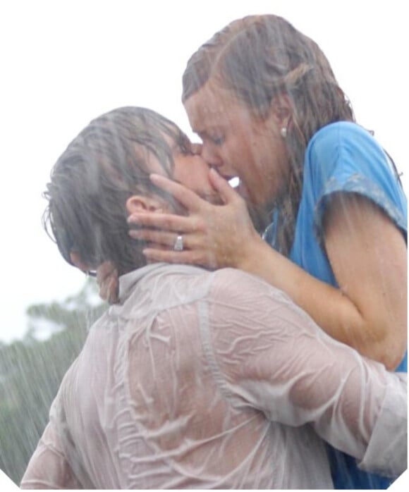 O beijo de 'Diário de uma Paixão' (2005) é um dos mais bonitos do cinema. Ryan Gosling e Rachel McAdams iniciaram um relacionamento durante as filmagens do longa