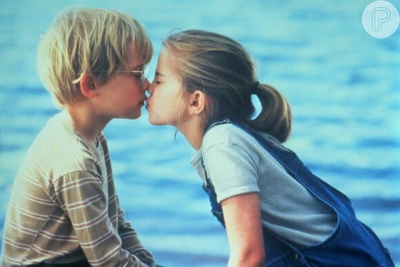 Anna Chlumsky e Macaulay Culkin protagonizaram um dos beijos mais inocentes do cinema com esse selinho no filme 'Meu Primeiro Amor' (1991)