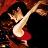 O beijo de Satine (Nicole Kidman) e Christian (Ewan MCGregor) transmite todo o romantismo da paixão vivida pela cortesã e o escritor no musical 'Moulin Rouge' (2001)