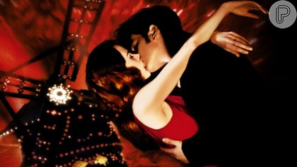 O beijo de Satine (Nicole Kidman) e Christian (Ewan MCGregor) transmite todo o romantismo da paixão vivida pela cortesã e o escritor no musical 'Moulin Rouge' (2001)