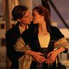 Jack (Leonardo di Caprio) e Rose (Kate Winslet) se beijam numa das cenas mais emblemáticas de 'Titanic' (1998)