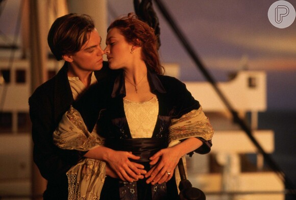 Jack (Leonardo di Caprio) e Rose (Kate Winslet) se beijam numa das cenas mais emblemáticas de 'Titanic' (1998)