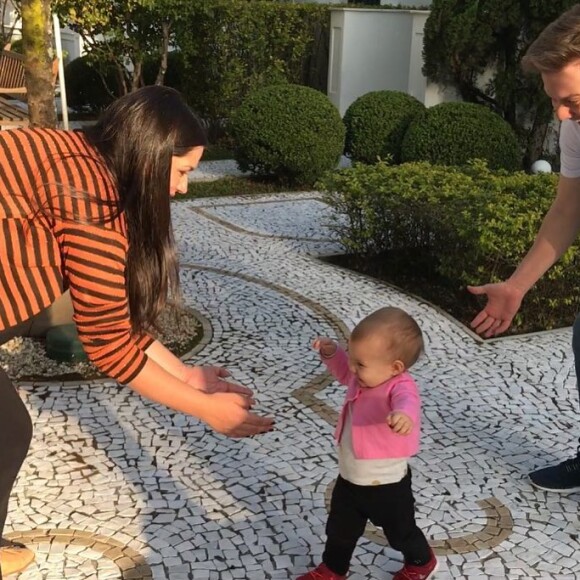 'Minha família, meus amores, minha vida nessa foto! 1+1= 4. Estamos completos e transbordando amor', acrescentou Thais Fersoza