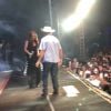 Paula Fernandes dançou a música 'Meu Dengo' com fã em show na noite de quinta-feira, 27 de julho de 2017