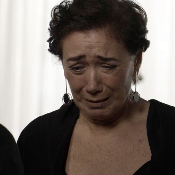 Silvana (Lilia Cabral) é impedida de deixar o cassino clandestino enquanto não pagar toda a quantia que perdeu, na novela 'A Força do Querer'