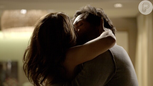 Caio (Rodrigo Lombardi) e Bibi (Juliana Paes) se beijam, na novela 'A Força do Querer'
