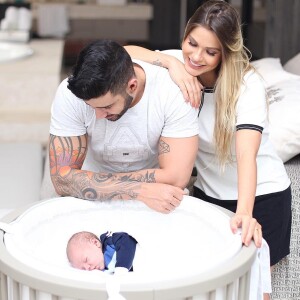 Andressa Suita e Gusttavo Lima admiraram o filho, Gabriel, dormindo