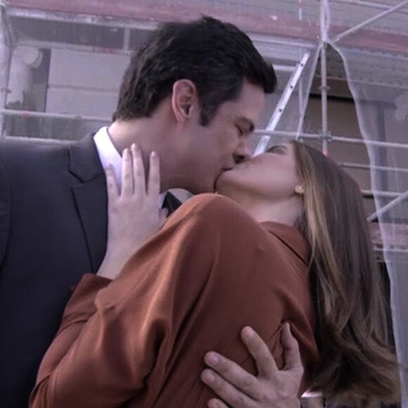 Luiza (Camila Queiroz) se reconcilia com Eric (Mateus Solano), na novela 'Pega Pega'