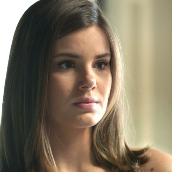 Luiza (Camila Queiroz) fica sabendo do beijo de Sandra Helena (Nanda Costa) em Eric (Mateus Solano), na novela 'Pega Pega'