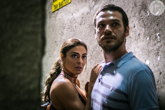 Bibi (Juliana Paes) enfrenta tiroteio no morro e sai ilesa com Rubinho (Emilio Dantas), na novela 'A Força do Querer'