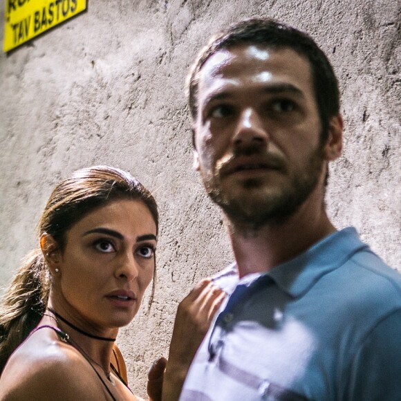 Bibi (Juliana Paes) enfrenta tiroteio no morro e sai ilesa com Rubinho (Emilio Dantas), na novela 'A Força do Querer'