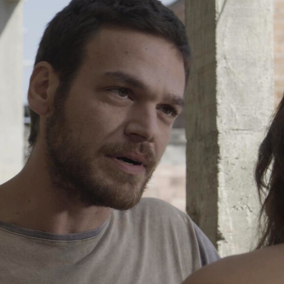 Rubinho (Emílio Dantas) garante a Bibi (Juliana Paes) que não a traiu e diz que a pulada de cerca foi de um de seus subalternos, na novela 'A Força do Querer'