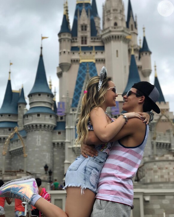 Larissa Manoela e Thomaz Costa estão aproveitando juntos as férias nos Estados Unidos. A atriz possui uma residência milionária em Orlando
