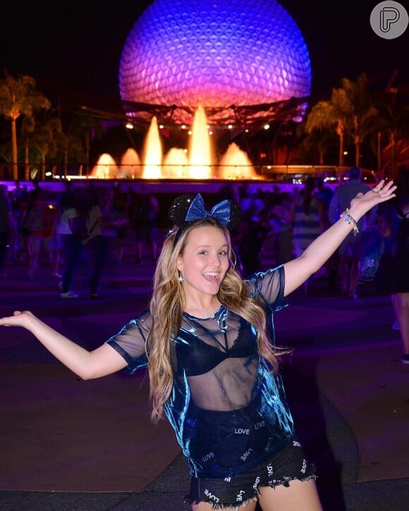 Larissa Manoelaapostou em um look transparente para curtir os parques da Disney no dia 15 de julho de 2017