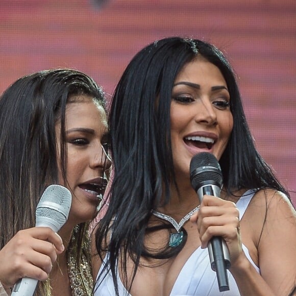 Fãs presentes no show de Simone e Simaria reclamaram do atraso e da superlotação