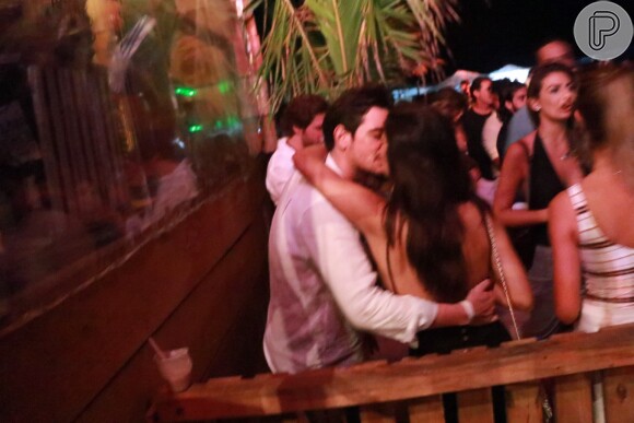 Mariana Rios foi flagrada aos beijos com novo o namorado, Ivens Neto, em show da Banda Eva em janeiro de 2017