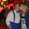 Fernanda Gentil beija palhaço durante espetáculo no Circo Las Vegas