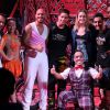 Fernanda Gentil posa com artistas circenses após espetáculo