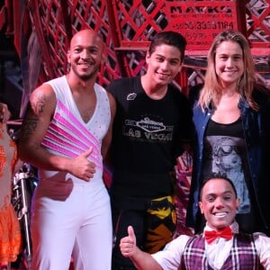 Fernanda Gentil posa com artistas circenses após espetáculo