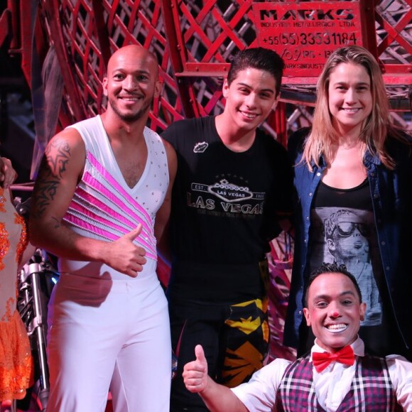 Fernanda Gentil posa com artistas circenses após espetáculo