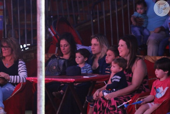 Fernanda Gentil assiste ao show do Circo Las Vegas acompanha de Priscla Montandon