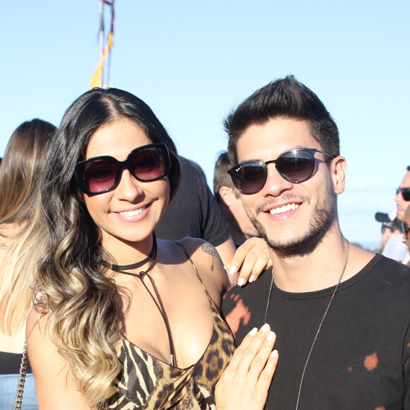 Mayra Cardi e Arthur Aguiar curtem gravação de DVD de Fernando e Sorocaba em Holambra, interior de São Paulo, em 30 de julho de 2017