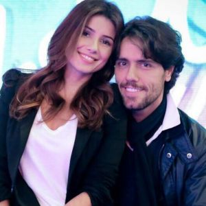 Paula Fernandes recebeu o namorado, Thiago Arancam, no palco de seu show em Londrina, no último domingo, 30 de julho de 2017