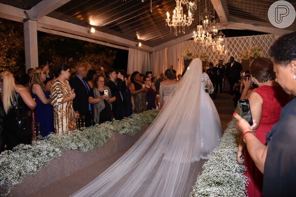 Vestido de noiva de Lidiane Santos pesava 12 quilos e foi avaliado em R$ 80 mil