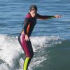 Isabella Santoni aproveitou a manhã de sol para surfar na manhã desta segunda-feira, 31 de julho de 2017