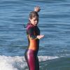 Isabella Santoni mostrou habilidade em aula de surfe na Praia da Macumba, Zona Oeste do Rio
