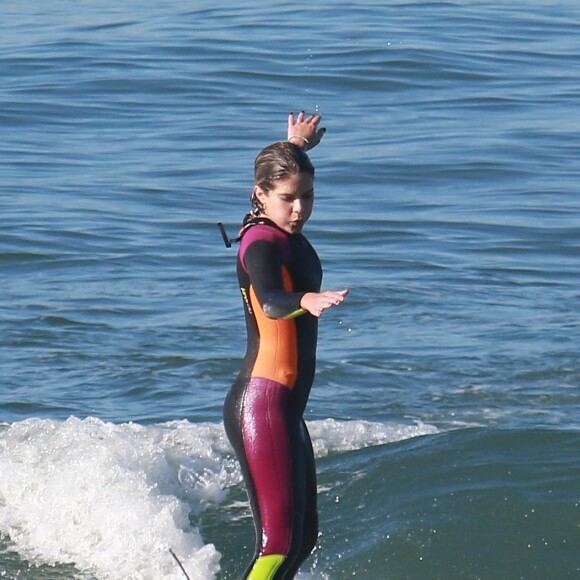 Isabella Santoni mostrou habilidade em aula de surfe na Praia da Macumba, Zona Oeste do Rio