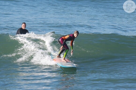 Isabella Santoni tem aulas de surfe desde abril deste ano