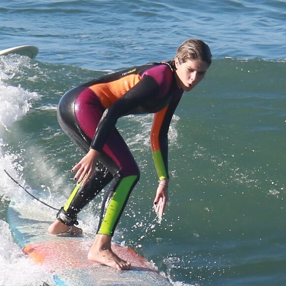 Isabella Santoni tem aulas de surfe desde abril deste ano
