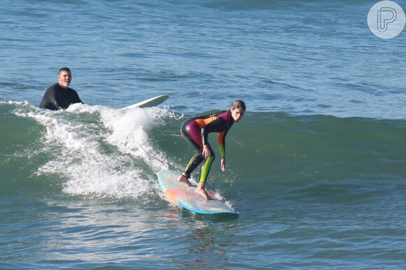 Isabella Santoni mostrou habilidade em aula de surfe na Praia da Macumba, Zona Oeste do Rio, na manhã desta segunda-feira, 31 de julho de 2017
