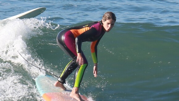 Isabella Santoni mostra habilidade em aula de surfe no RJ. Veja fotos!