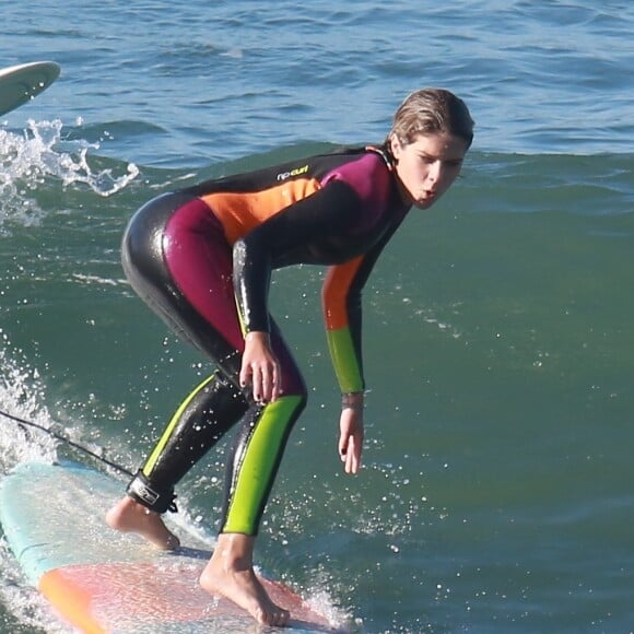 Isabella Santoni mostrou habilidade em aula de surfe na Praia da Macumba, Zona Oeste do Rio, na manhã desta segunda-feira, 31 de julho de 2017