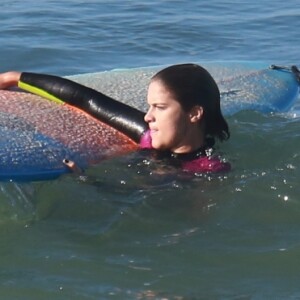 Isabella Santoni tirou a segunda-feira para surfar na Praia da Macumba, Zona Oeste do Rio
