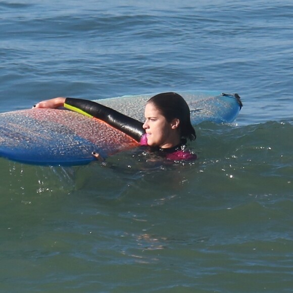 Isabella Santoni tirou a segunda-feira para surfar na Praia da Macumba, Zona Oeste do Rio
