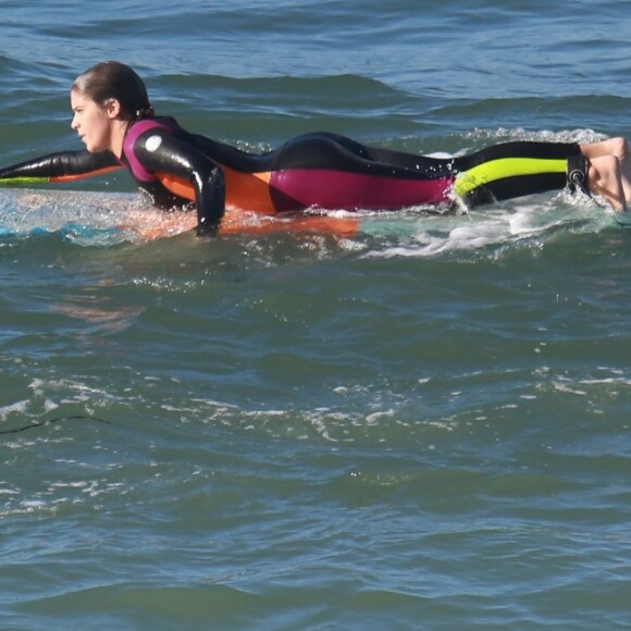 Isabella Santoni mostrou habilidade ao fazer aula de surfe na Praia da Macumba, Zona Oeste do Rio, na manhã desta segunda-feira, 31 de julho de 2017