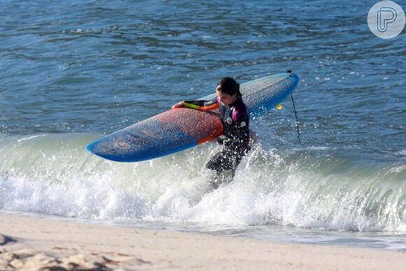 Isabella Santoni surfou em praia na manhã desta segunda-feira, 31 de julho de 2017