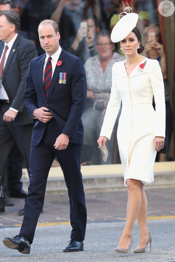 A Duquesa de Cambridge Kate Middleton combinou o look Alexander McQueen com clutch Anne Grand-Clément e scarpins Emmy London para cerimônia na Bélgica, neste domingo, 30 de julho de 2017