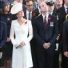 Kate Middleton usou broche de pérolas com papoula em homenagem àqueles que perderam suas vidas na Terceira Batalha de Ypres, na Bélgica