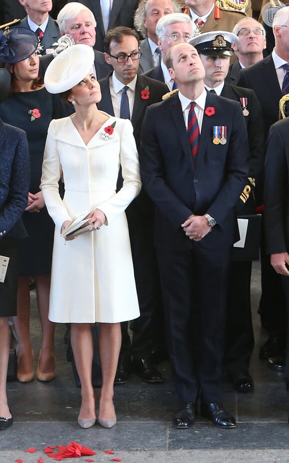 Kate Middleton usou broche de pérolas com papoula em homenagem àqueles que perderam suas vidas na Terceira Batalha de Ypres, na Bélgica