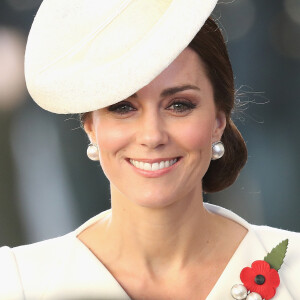 Kate Middleton apostou em um chapéu da marca londrina Lock & Co. e brincos Balenciaga para participar da cerimônia na Bélgica, neste domingo, 30 de julho de 2017