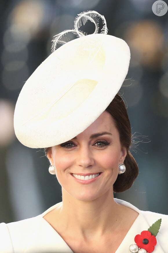 Kate Middleton apostou em um chapéu da marca londrina Lock & Co. e brincos Balenciaga para participar da cerimônia na Bélgica, neste domingo, 30 de julho de 2017