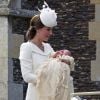 O batizado da princesa Charlotte foi a primeira ocasião em que Kate Middleton usou o look branco Alexander McQueen